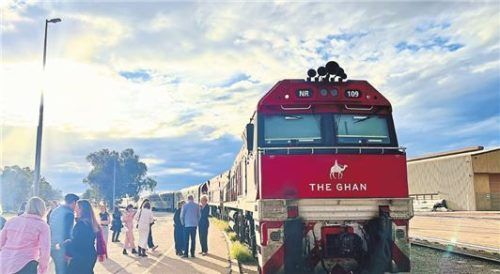 Unterwegs im Zug: Zwischenstation im Outback-Ort Alice Springs – die ikonische rote Lokomotive des „Ghan“.