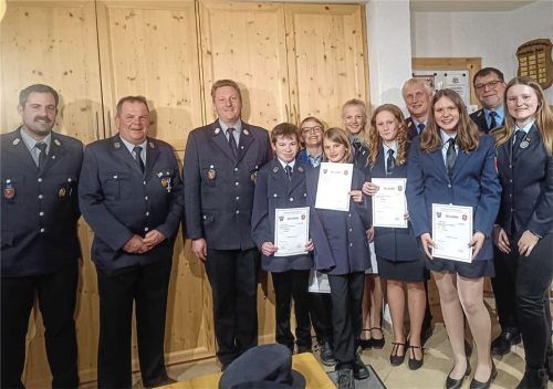 Urkunden gab es für den bestandenen Wissenstest. Es gratulierten (von links) stellvertretender Kommandant Thomas Fischer, Vorsitzender Ludwig Lax und Kommandant Franz Weber sowie (rechts hinten) Kreisbrandmeister Rainer Tippl und Kreisbrandinspektor Franz Hochhäuser. Foto Summerer