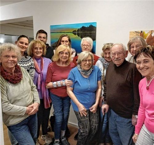 Uschi Heilmann (Mitte) wird von den Mitgliedern des Fördervereins „KaroArt“ verabschiedet. Foto re