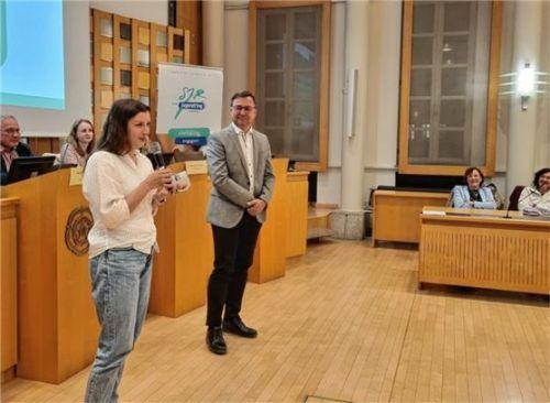 Verabschiedung des Geschäftsführers Johannes Merkl durch die Vorstandsvorsitzende Sonja Gintenreiter. Foto SJR