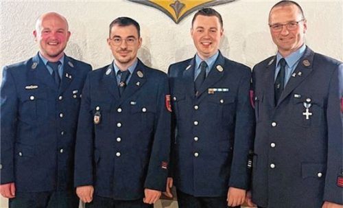 Vereinsvorsitzender Michael Krimplstötter (links) und sein Stellvertreter Martin Pfab (rechts) gratulierten dem neuen stellvertretenden Kommandanten Michael Kaffl und Kommandant Christian Sallaba (von links) zur Wahl. Foto Feuerwehr Willing
