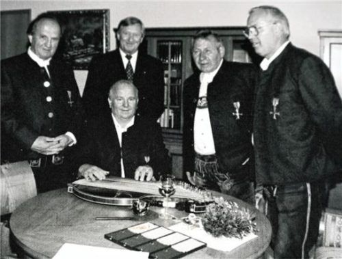 Verleihung des Bundesverdienstkreuzes am Bande – hier die vier Sänger mit Staatsminister Hans Zehetmair.