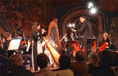 Verzauberten das Publikum: (von links) Beatrice Lanaro (Flöte), Valentina Vatteroni (Harfe) und Dirigent Daniel Spaw mit den Reichenhaller Philharmonikern.Foto füchtner