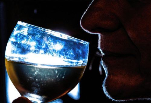 Verzicht auf Alkohol ist ein großes Thema, nicht nur in der Fastenzeit. Regina H., Vorsitzende der Kreuzbund-Frauengruppe in Wasserburg, weiß aus eigener Erfahrung um die Suchtgefahr (Symbolbild). Foto DPA/Jens Büttner