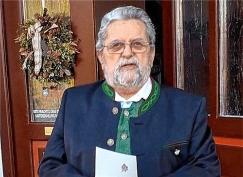 Viele gute Wünsche erhielt Günter Schramm zum 80. Geburtstag von Vereinsvertretern und Bürgermeister Bernd Fessler. Foto re