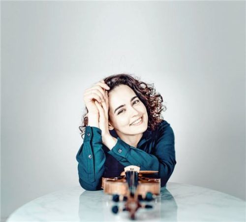 Violinistin Alena Baeva mit ihrer Guarneri.Foto Andrej Grilc