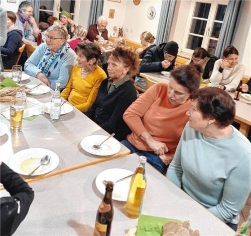 Voll besetzt war das Vereinsheim in Ellmosen beim Fastensuppenessen. Foto Grünwald
