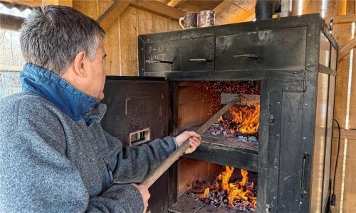 Vor dem Backen kommt das Einheizen. Damit hier alles glattläuft, gibt’s regelmäßig Einweisungen für alle Interessierten. Fotos Backhäusl Thansau/Marisa Pilger