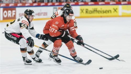 Vor einem Jahr standen sich Deutschland und Österreich in einem Testspiel in Zell am See gegenüber. Links der frühere Rosenheimer und Waldkraiburger Nachwuchsspieler Mario Zimmermann, jetzt bei den Straubing Tigers aktiv.Foto Imago