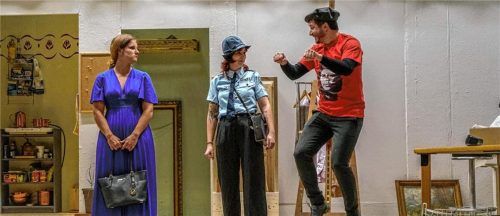 Vorhang auf! (von links) Christina Breier als reiche Erbin Julia Reinhardt, Maria Gätke als Politesse Chantal und Martin Zuckermaier als Entrümpler Pauli Engel. Foto Stadltheater Heufeld-Bruckmühl