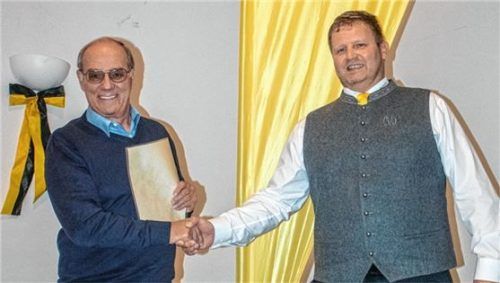 Vorsitzender Christian Mayer (rechts) dankt Dieter Bergbauer für 50 Jahre Vereinsmitgliedschaft und lobte sein Engagement über viele Jahre im Bereich Fußball.