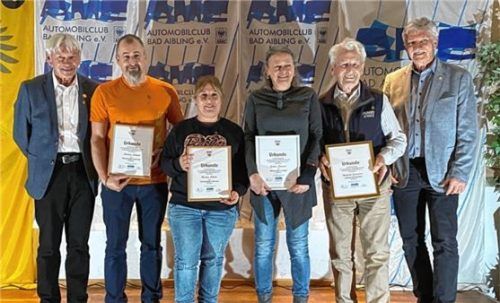Vorsitzender Emil Mathe (links) und Ulli Nowak (rechts) mit den geehrten Mitgliedern Andreas Schmid, Martina Scheck, Sabine Strasser und Winfried Summerer.Fotos  re