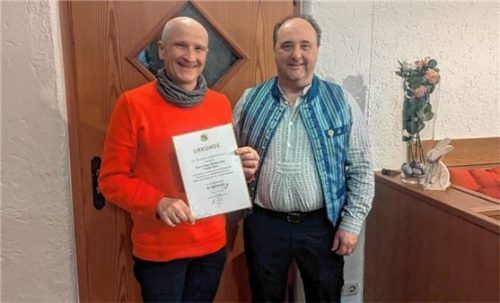 Vorstand Robert Wild (rechts) ehrte Peter Bartlechner. Foto re