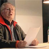 Eine Lesung mit Witz, Musik und Knalleffekten