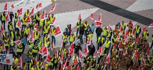 Warnstreiks der Gewerkschaft Verdi haben jüngst auch den Flugverkehr massiv beeinträchtigt, wie hier am Flughafen München gab es zahlreiche Flugausfälle. Foto dpa