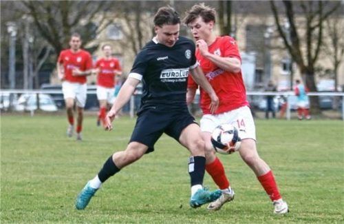 Wasserburgs Josef Stellner (rechts) erzielte kurz nach dem Wechsel den Führungstreffer.Foto Wolfgang Fehrmann