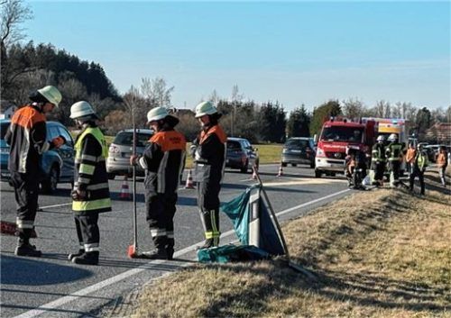 Wegen der Reinigungsarbeiten nach dem Unfall war die B304 für Stunden nur einspurig befahrbar. Foto Barth