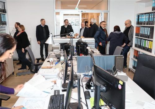 Wegen Umbauarbeiten heißt es „zusammenrücken!“: Ein Sitzungssaal im Landratsamt wurde kurzerhand zum Großraumbüro umgestaltet.Foto Landratsamt Rosenheim