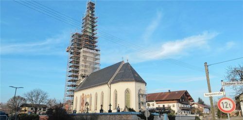 Weithin sichtbar ist derzeit der eingerüstete Kirchturm von St. Vigilius in Kirchdorf. Fotos  Baumann