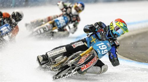 Weltmeister Martin Haarahiltunen ist der Gejagte auf dem Inzeller Eis.Foto Hans Weitz