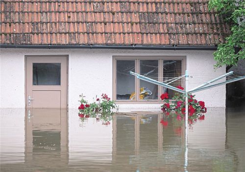 Wenn das Eigenheim von Überschwemmungen betroffen ist, kann eine Elementarschadenversicherung zumindest den finanziellen Schaden lindern. Foto sven Hoppe/Dpa