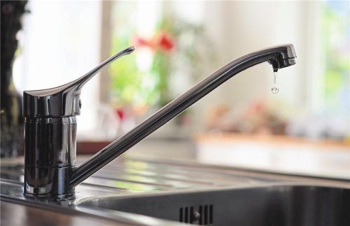 Wer muss sich darum kümmern, wenn der Wasserhahn tropft? Foto IMAGO/Petra Schneider