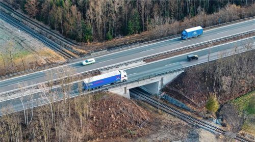 Wichtige Lebensader, zentrale Verkehrsachse, Sorgenkind: Der Ausbau der A8 ist ins Stocken geraten ist, immer wieder sind Notoperationen wie an der Eisenbahnbrücke bei Rohrdorf erforderlich. Jetzt fordern Unternehmer, dass beschlossene Ausbaumaßnahmen realisiert werden und dafür der rechtliche Rahmen geschaffen wird. Foto Autobahn GmbH