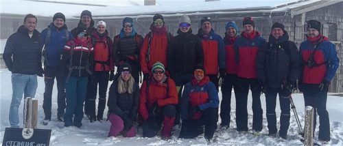 Wie man Lawinenverschütteten hilft, zeigte die Bergwacht Sachrang-Aschau jetzt interessierten Bergsportlern bei einem Lehrgang auf der Kampenwand. Foto  Bergwacht