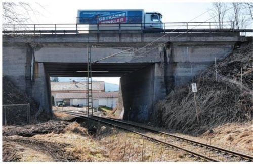 Wieder eine neue Baustelle an der A8. Diese Eisenbahnbrücke bei Rohrdorf muss ab Dienstag, 11. März, saniert werden, damit der Verkehr weiterrollen kann. Eine Brückenprüfung ergab enorme Korrosionsschäden.Fotos  Peter Huber