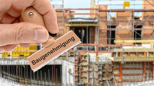 Wird das Landratsamt Rosenheim die Baugenehmigung für die geplante Flüchtlingsunterkunft an der Rosenheimer Straße in Kolbermoor erteilen?Eine Antwort auf diese Frage steht weiter aus. Foto IMAGO/Wolfgang Filser