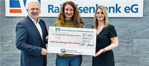 Wolfgang Klinghuber (Hauptgeschäftsstellenleiter Kolbermoor der meine Volksbank Raiffeisenbank eG), Christine Flack (Kindergartenleitung) und Nadine Stephan (Certified Senior Estate Planner ADG, Abteilung Stiftungs- und Generationen-Management). Foto re