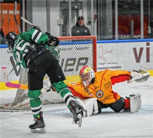 Xaver Mühlfenzl (links) erhöhte für die Starbulls im entscheidenden Spiel auf 2:0.Foto Marko Aleksic