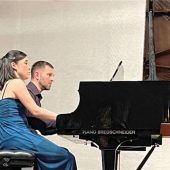 20 fliegende Finger auf den Tasten