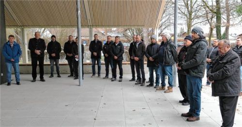 Zahlreiche Gäste nahmen an der Einweihung der sanierten Aussegnungshalle teil, darunter der Zweite Bürgermeister, Klaus Christoph (ganz rechts). Fotos  Baumann
