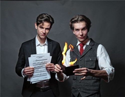 Zauberhaft: Pianist Sascha Momberg und Magier Pablo Krause treten gemeinsam auf.Foto re