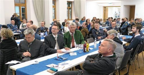 Zu den Ehrengästen der Jubiläumsfeier zählten auch Landrat Otto Lederer, die Bürgermeister Stephan Schlier (Bad Aibling) und Bernd Fessler (Großkarolinenfeld, von vorne links) sowie Richard Richter (Bruckmühl) und Tuntenhausens Bürgermeisterin Maria Breuer (von vorne rechts.)