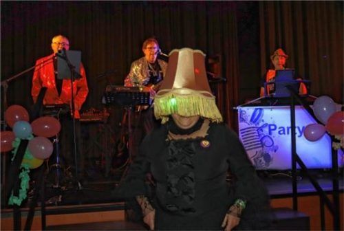 Zu den Klängen der „Partygang“ durfte die in dieser Saison obligatorische „Lampe aus den 70ern“ nicht fehlen.