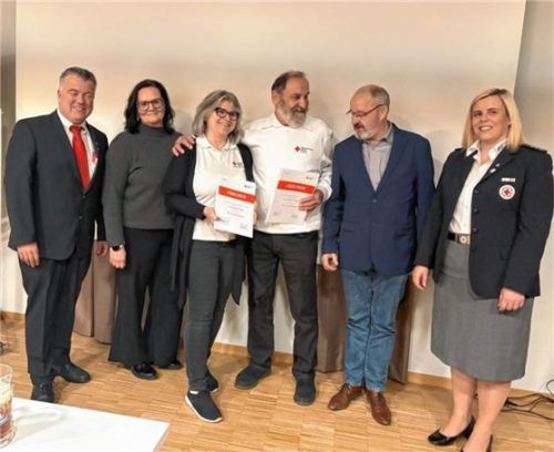 Zufriedene Gesichter (von links): Direktor Martin Schmidt, stellvertretende Bereitschaftsleiterin Stephanie Weigel, Rosi Pfliegl, Michael Glöckl, Bürgermeister Peter Kloo, Bereitschaftsleiterin Julia Wehrle. Foto BRK Kolbermoor