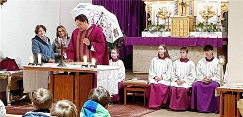 Zum Abschiedsgottesdienst von Pfarrer Gottfried Grengel war das Gotteshaus in Wildenwart gut gefüllt.Foto Hötzelsperger