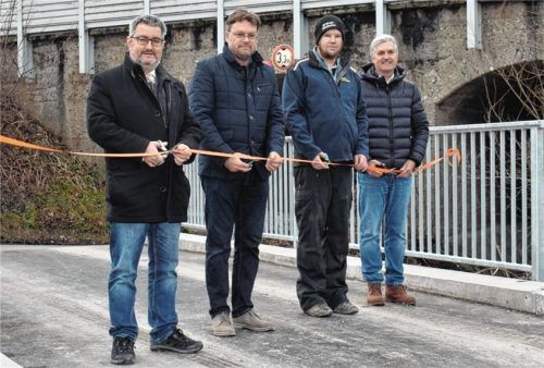 Zur feierlichen Freigabe der Brücke am Gletschergartenweg fanden sich (von links) Bürgermeister Stefan Lederwascher, Tobias Kirchberger (Statiker), Erwin Niedermeier (Firma Holzner) und Bauingenieur Christian Kurz (Firma Kurz & Stief) ein. Foto WEISS