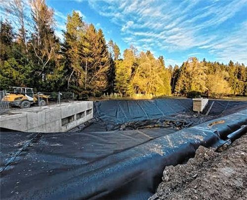 Zwei Millionen Euro hat die Gemeinde Eggstätt in die Sanierung des Umweltschadens am Retentionsbecken Natzing gesteckt. Trotzdem bleibt das Grundstück ein Altlastenstandort, sind noch viele Fragen offen. Foto Gemeinde Eggstätt