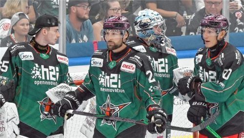 Zwei Torhüter, zwei Feldspieler: Patrik Mühlberger, Travis Ewanyk, Oskar Autio und Shane Hanna (von links) vor dem Spiel – zwei von ihnen verlassen die Starbulls.Foto Hans-Jürgen Ziegler