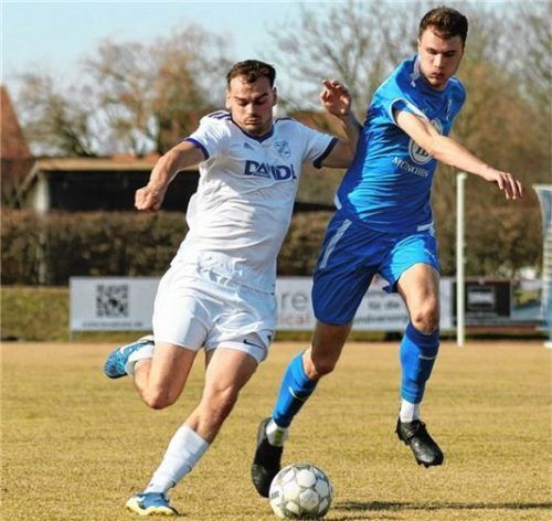 Zweikampf zwischen Fridolfings Doppelpacker Lukas Birner (links) und Endorfs Brandl.Foto mb.presse