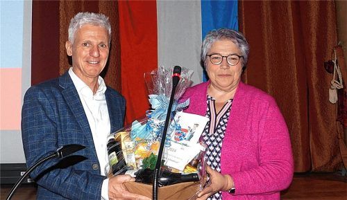 Zweite Bürgermeisterin Anita Meisl überraschte Bürgermeister Thomas Schmidinger ganz am Schluss der Bürgerversammlung mit einem Präsentkorb.Foto unterforsthuber
