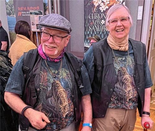 22 Millionen verkaufte Bücher und absolut sympathisch: Die Schirmherren der Buchmesse waren Iny Lorentz (Pseudonym von Elmar Wohlrath, links, und Iny Klocke).Foto Grun