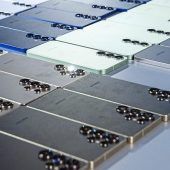 Kollegen-Bande räumt Handy-Lager aus