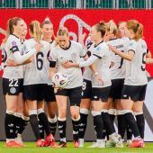 DFB-Frauen zeigen zwei Gesichter
