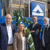 Gewerkschafter feiert Richtfest