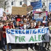 Pfarrer abgesetzt: Hunderte bei Protest