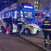 Taxifahrer kracht in Tram